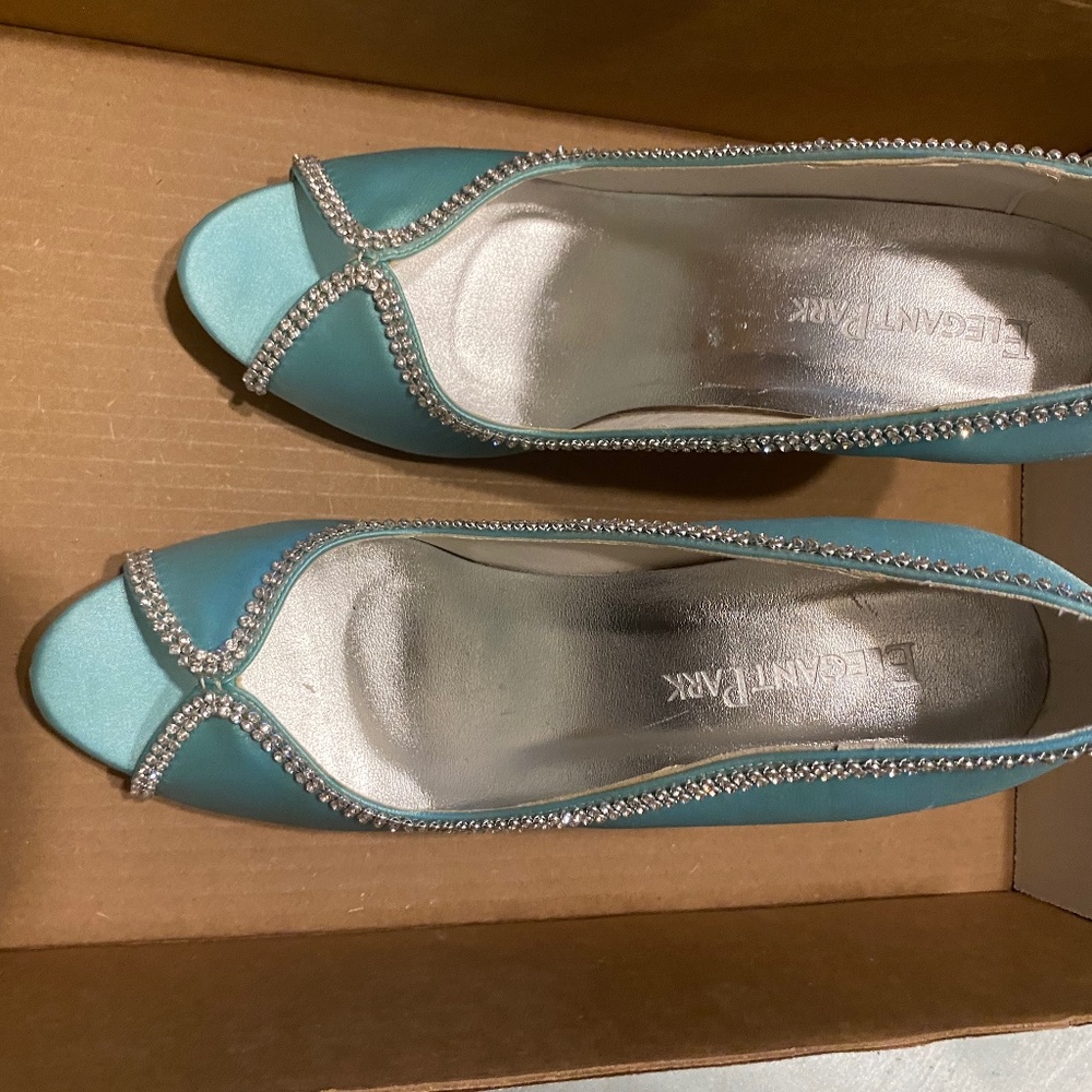 Elegant park teal heels with rhinestones size 10
